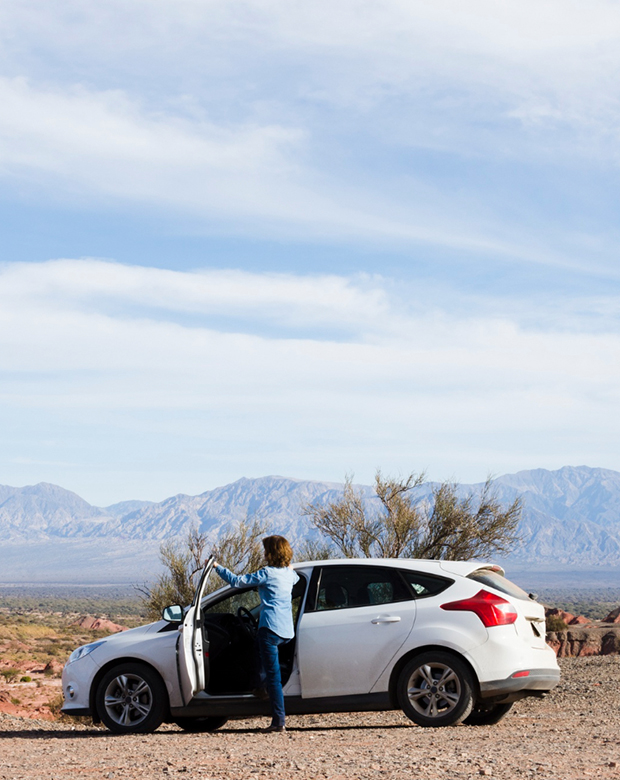Une femme qui explore la région de Marrakech avec une voiture de location